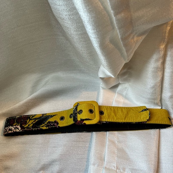 Bright summery dress w/ optional belt. Mid- length with front and back neckline - Picture 6 of 6